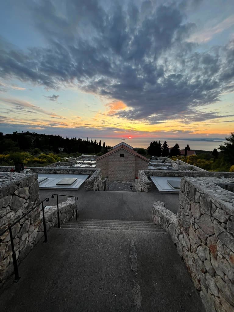 Pogled na more i zalazak sunca s mjesnog groblja