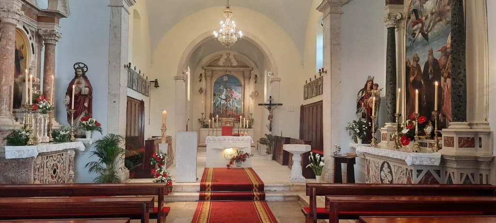 Glavni oltar s oltarnom slikom sv. Jurja u crkvi