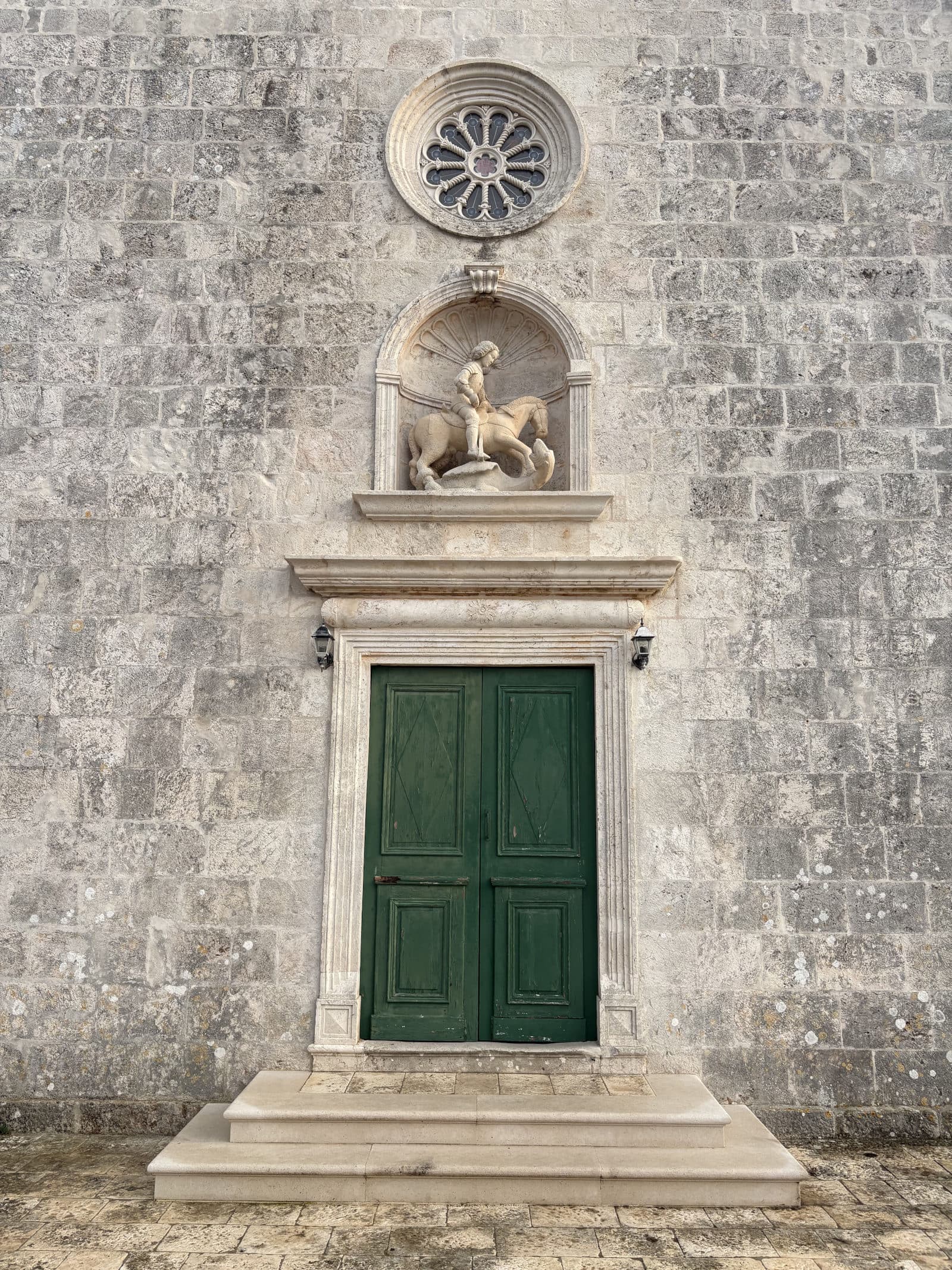 Trenutna vrata crkve sv. Jurja s kipom zaštitnika i rozetom